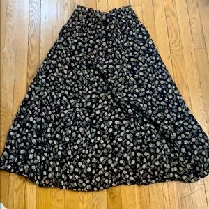 High waisted floral skirt. Elastic band.